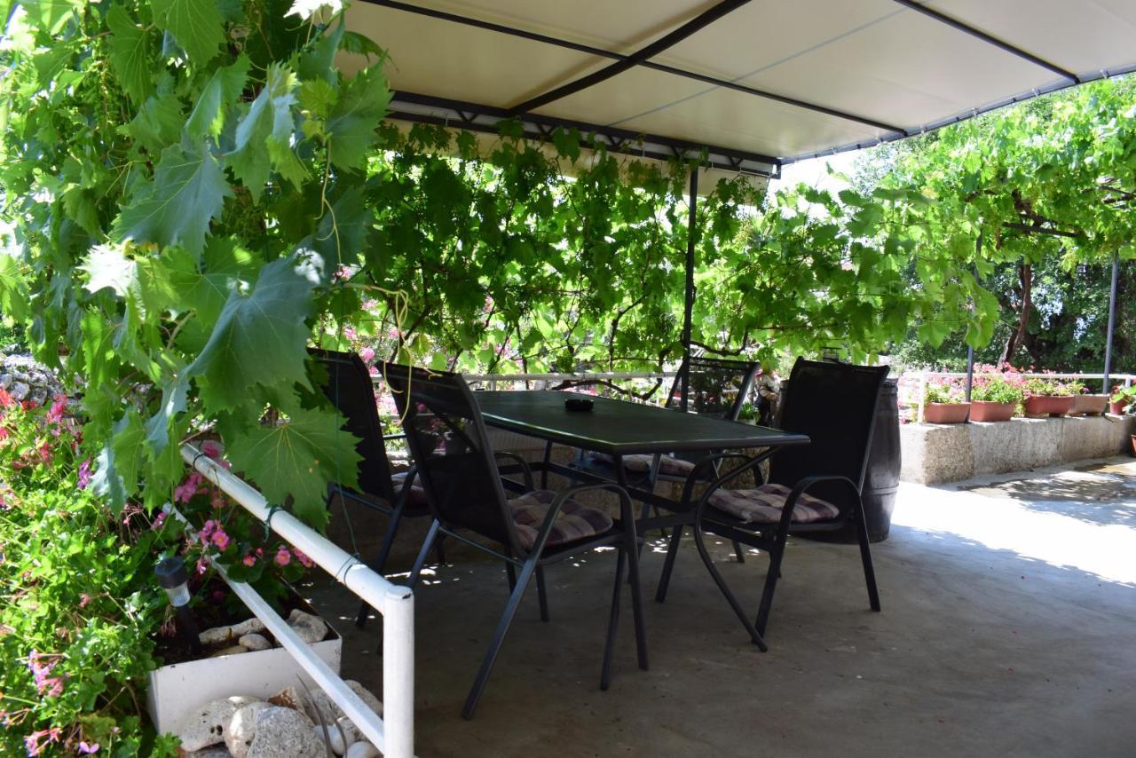 Apartments Sabina I Grapes Malinska Buitenkant foto
