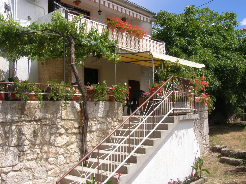 Apartments Sabina I Grapes Malinska Buitenkant foto